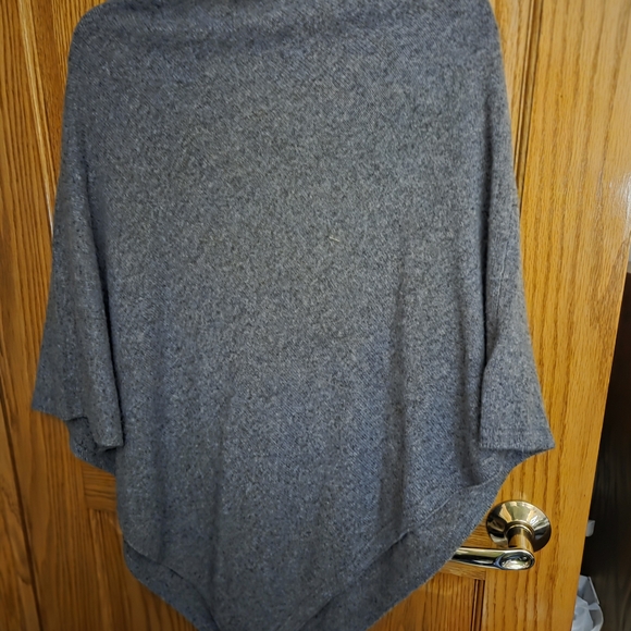 Soft luxurious, 100% 2-ply cashmere Gray Knit Poncho - Picture 5 of 9